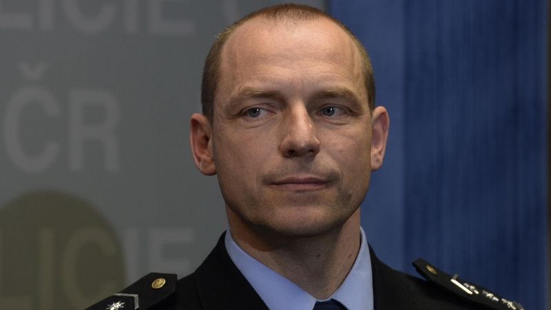 Policista se nedal odbýt. Mladíka tak našli dřív, než si stačil sáhnout na život